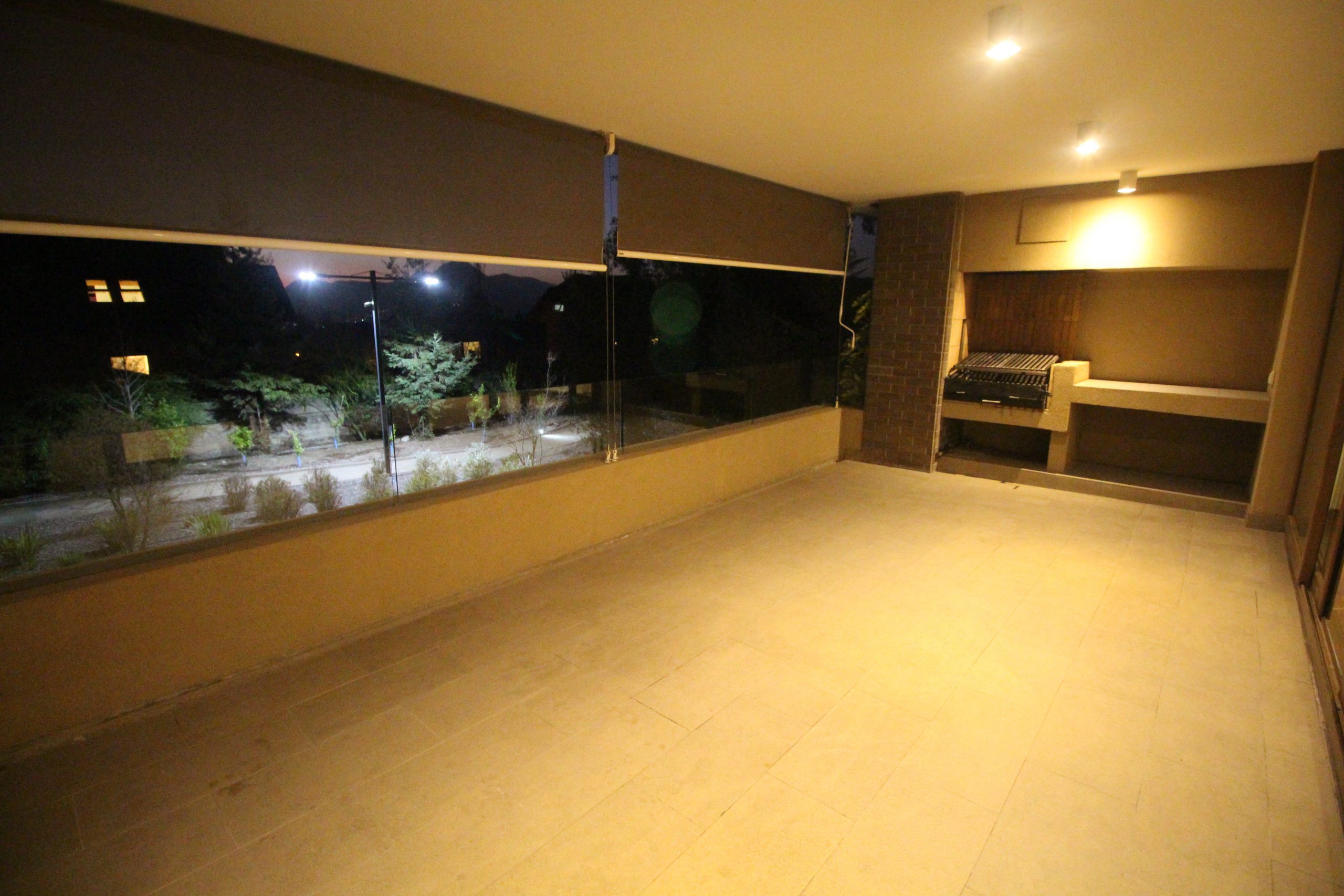Arriendo San Carlos Apoquindo amplia terraza con quincho